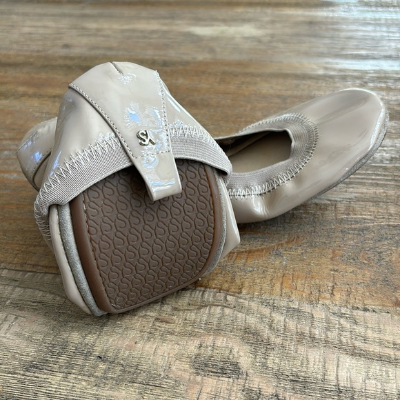 Yosi Samara Foldable Ballet Flat in Simply Taupe Patent Leather - Picture 5 of 13